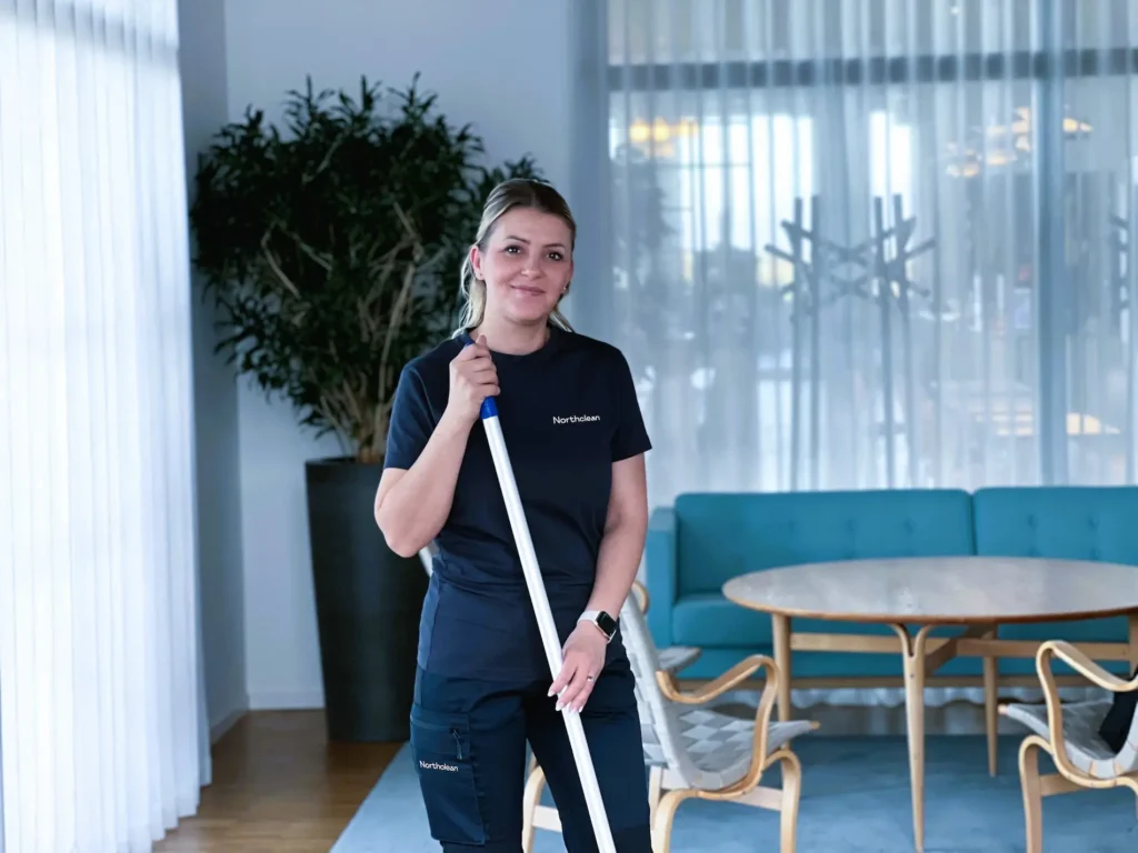 Medarbetare från Northclean i arbetskläder som utför lokalvård i en modern arbetsmiljö.